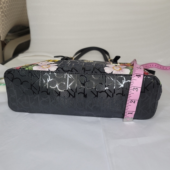 Calvin Klein floral prints tote bag. - Picture 8 of 12